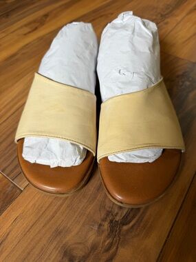Don Uorri Cream Leather Slide Sandals with Brown Footbed